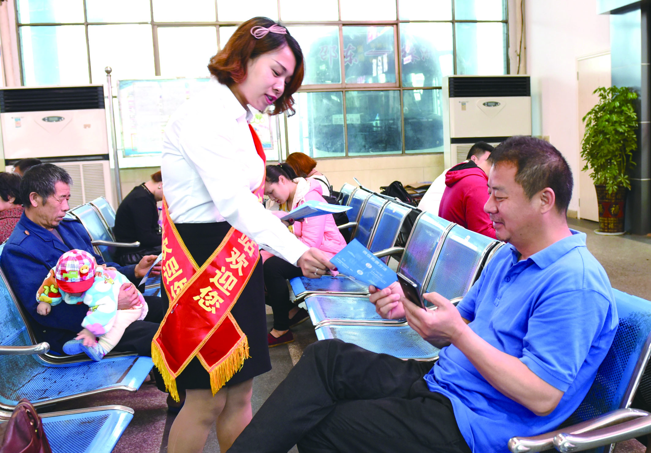 4月21日，邵東汽車西站工作人員在向旅客推介互聯(lián)網(wǎng)+站+車+客平臺(tái)的推廣應(yīng)用與購票實(shí)名制宣傳。