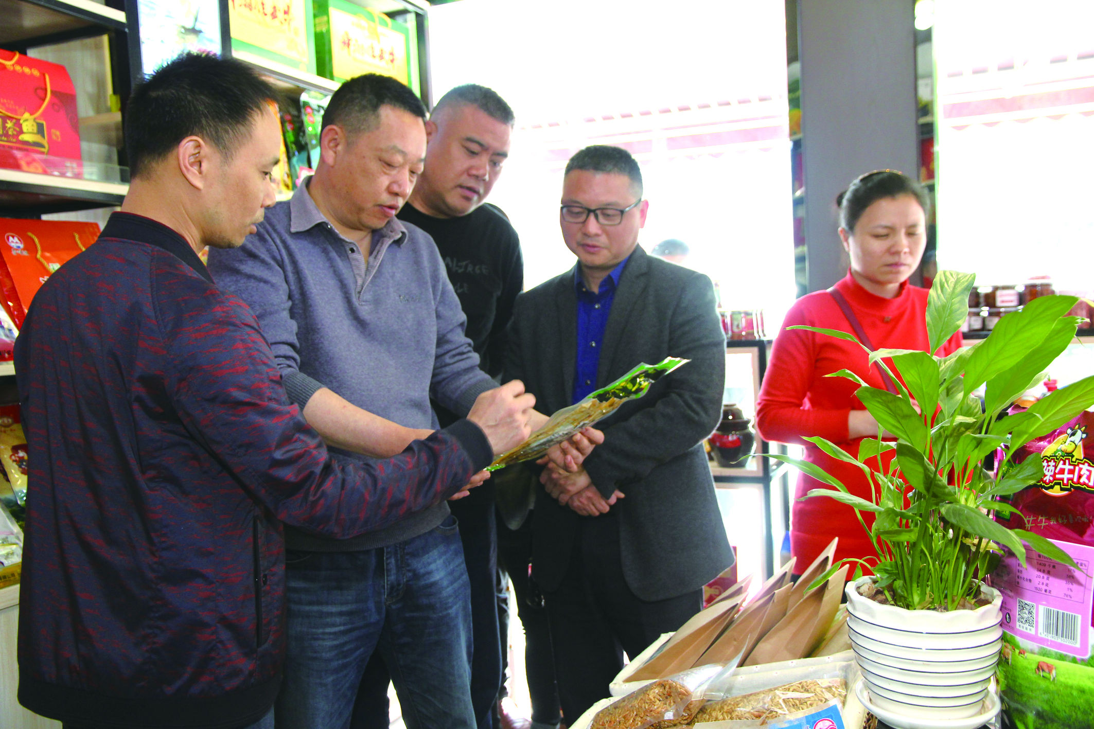 集團公司董事、副總經(jīng)理何偉紅帶領(lǐng)骨干學員在郴汽集團考察“郴味特產(chǎn)”