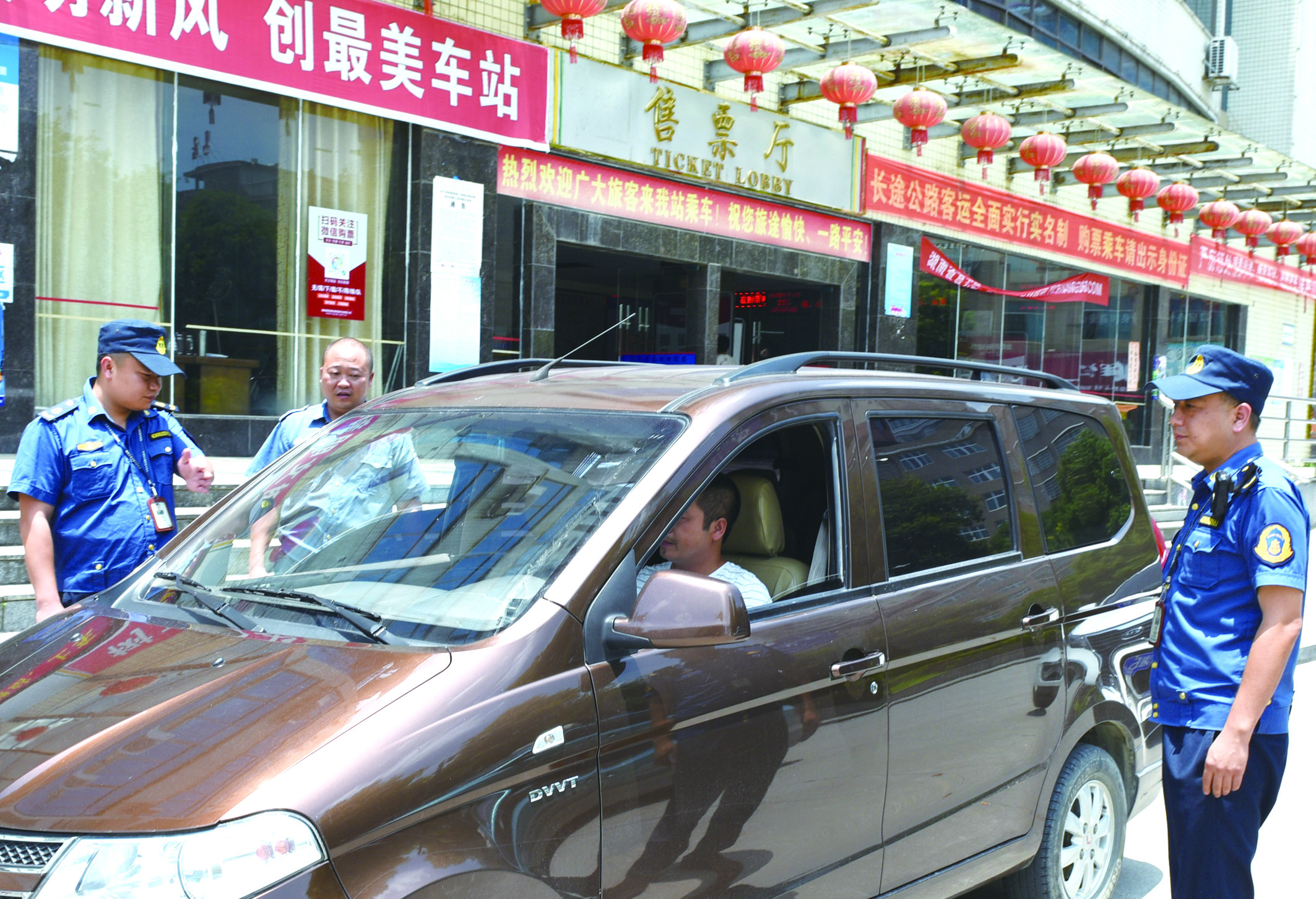 7月10日，洞口縣黃橋鎮(zhèn)副鎮(zhèn)長謝揚(yáng)標(biāo)（右）在黃橋汽車站檢查營運(yùn)客車安全檢查情況。近段時(shí)間以來，黃橋汽車站全面排查交通安全等方面存在的安全隱患，并及時(shí)予以整改到位，做到防患于未然，確保安全生產(chǎn)工作萬無一失。據(jù)了解，今年上半年已消除交通安全隱患10余起。  李祖冠    攝影報(bào)道 