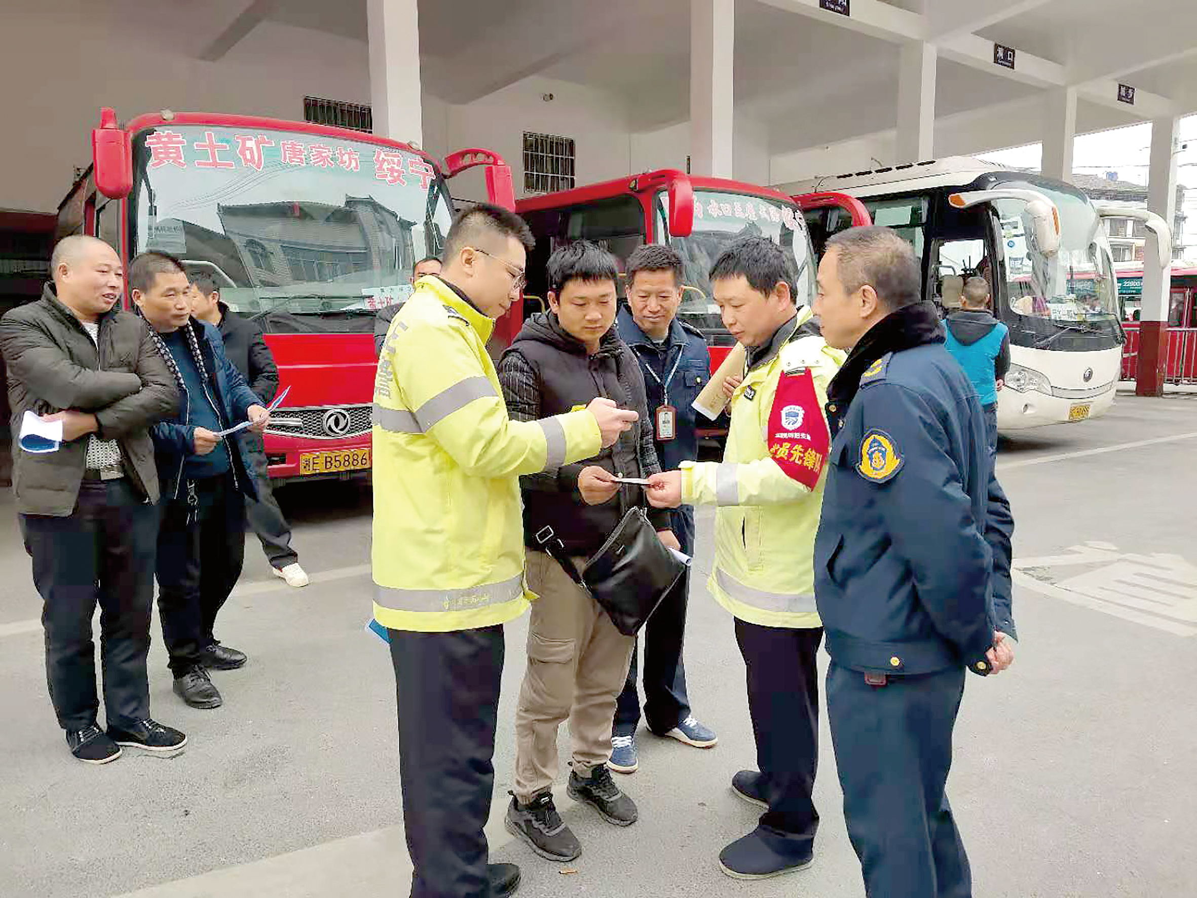 12月2日是全國交通安全日。當天上午10時，綏寧分公司汽車總站舉行“知危險會避險、安全文明出行——關注農村交通安全、暢行美麗鄉(xiāng)村”122交通安全日主題宣傳活動。 ? 此活動用生動的事例教育廣大從業(yè)人員樹立美麗鄉(xiāng)村安全暢行責任意識、服務意識，進一步增強廣大從業(yè)人員安全事故的防范意識、辨別意識，緊急避險應急處理方法。 省高速交警綏寧大隊、綏寧縣運管所等負責人到活動現(xiàn)場進行指導。  劉永松